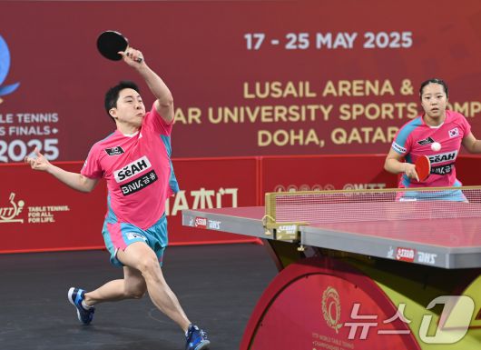 임종훈·신유빈이 20일(현지시간) 카타르 도하 카타르대학교 스포츠 컴플렉스에서 열린 '2025 국제탁구연맹(ITTF) 세계선수권대회' 혼합복식 16강전에서 폴란드 사무엘 쿨치츠키·주잔나 비엘고스와 경기를 펼치고 있다. 2025.5.20/뉴스1 ⓒ News1 사진공동취재단