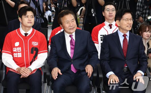 손학규 전 바른미래당 대표가 22일 오전 서울 여의도 국민의힘 중앙당사에서 김문수 대통령 후보와 자리하고 있다. 왼쪽은 김용태 비상대책위원장. 2025.5.22/뉴스1 ⓒ News1 김민지 기자