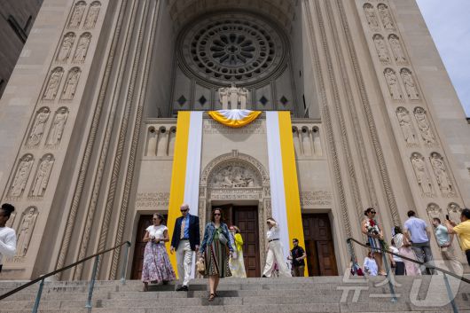 지난 11일, 미국 워싱턴 DC의 바실리카 국립 대성당에 미국 출생으로는 첫 교황으로 선출된 레오 14세 즉위를 축하하는 의미의 노란색과 하얀색의 천이 걸려 있다. ⓒ 로이터=뉴스1 ⓒ News1 류정민 특파원