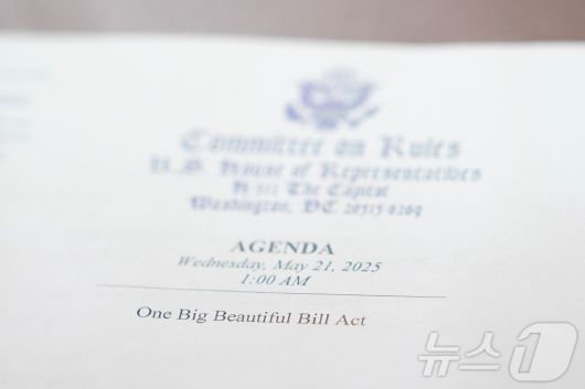 도널드 트럼프 미국 대통령의 대규모 감세 계획에 대한 하원 규칙위원회의 청문회가 열린 날인 5월 21일 오전 1시 워싱턴 DC 의사당에서 '하나의 큰 아름다운 법안'이라고 적힌 안건이 보인다. ⓒ 로이터=뉴스1 ⓒ News1 신기림 기자