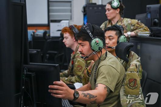 한국항공우주작전본부(KAOC)에서 미국 공군이 작전을 수행하고 있다.(공군 제공)