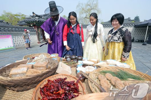 18일 오후 서울 종로구 경복궁 함화당에서 열린 인류무형문화유산 한국의 장 담그기 문화 행사에서 외국인 관광객들이 특별 개방된 경복궁 장고에서 전통장 식재료에 대한 설명을 듣고 있다. 국가유산청과 국가유산진흥원이 주최한 이날 행사는 대한민국식품명인들의 장 만들기 체험과 시연, 시식을 비롯해 특별 개방된 장고의 역사 및 장 담그기에 대한 해설이 진행됐다. 2025.4.18/뉴스1 ⓒ News1 박정호 기자