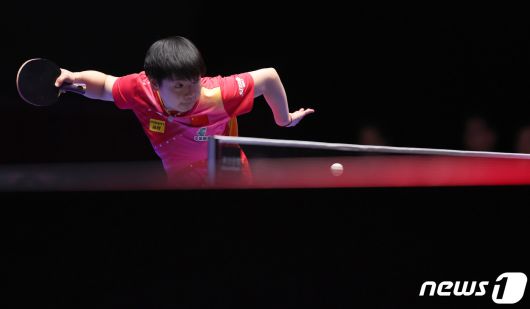 랭킹 1위를 자랑하는 중국 대표팀 쑨잉사가 22일 오후 부산 해운대구 벡스코에서 'BNK부산은행 2024 부산세계탁구선수권대회' 여자단체전 8강 대한민국과 중국의 경기에서 이시온을 상대해 리시브하고 있다. 여자 탁구대표팀은 '만리장성' 중국을 상대로 매치스코어 0대3으로 완패하며 대회를 마무리했다. 2024.2.22/뉴스1 ⓒ News1 이동해 기자