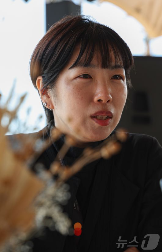 제78회 칸 국제영화제가 열리고 있는 프랑스 남부 소도시 칸(Cannes) 크루아제트 해변의 한 카페에서 비공식 부문인 비평가주간 단편 경쟁 부문에 초청된 애니메이션 ‘안경’의 정유미 감독이 뉴스1과 인터뷰를 하고 있다. 2025.5.22/뉴스1 ⓒ News1 이준성 기자