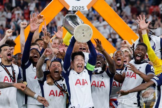 토트넘의 손흥민이 21일(현지시간) 스페인 빌바오의 산 마메스 경기장에서 열린 UEFA 유로파 리그(UEL) 결승서 맨체스터 유나이티드(맨유)를 꺾은 뒤 생애 첫 우승 트로피를 들고 기뻐하고 있다. 2025.05.22 ⓒ AFP=뉴스1 ⓒ News1 우동명 기자
