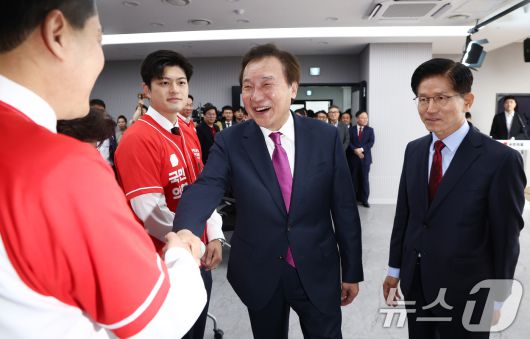 손학규 전 바른미래당 대표가 22일 오전 서울 여의도 국민의힘 중앙당사에서 김문수 대통령 후보와 입장하고 있다. 2025.5.22/뉴스1 ⓒ News1 김민지 기자