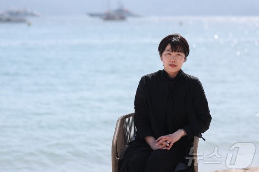 제78회 칸 국제영화제가 열리고 있는 프랑스 남부 소도시 칸(Cannes) 크루아제트 해변의 한 카페에서 비공식 부문인 비평가주간 단편 경쟁 부문에 초청된 애니메이션 ‘안경’의 정유미 감독이 뉴스1과 인터뷰를 하고 있다. 2025.5.22/뉴스1 ⓒ News1 이준성 기자
