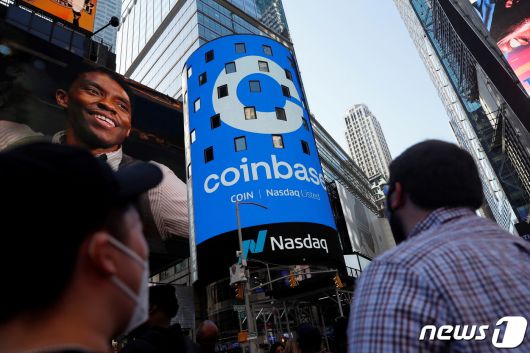 미국 뉴욕 타임스퀘어의 대형 전광판에 14일 나스닥에 상장한 코인베이스의 로고가 나오고 있다. ⓒ 로이터=뉴스1 ⓒ News1 박형기 기자