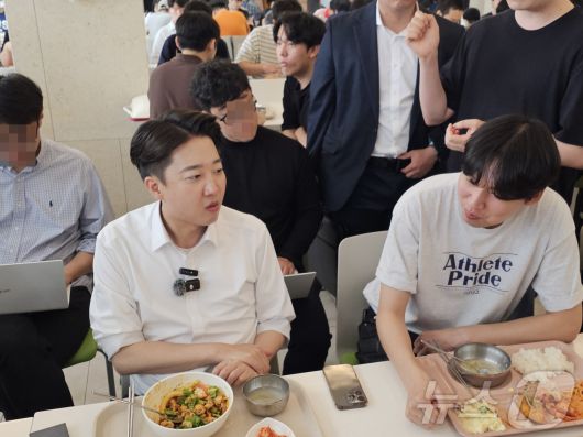 ‘학식먹자 이준석’을 진행하는 이준석 개혁신당 대통령 후보가 20일 낮 광주 북구 용봉동 전남대학교 제1학생회관 학생식당에서 학생들과 식사하며 질문에 답하고 있다. ⓒ News1 서충섭 기자