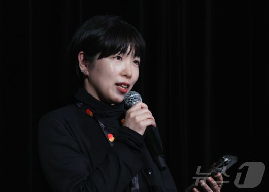 제78회 칸 국제영화제가 열리고 있는 프랑스 남부 소도시 칸(Cannes)의 에스파스 미라마르(Espace Miramar) 극장에서 비공식 부문인 비평가주간 단편 경쟁 부문 갈라 상영회가 열려, 애니메이션 ‘안경’의 정유미 감독이 무대 인사를 하고 있다. 2025.5.21/뉴스1 ⓒ News1 이준성 기자