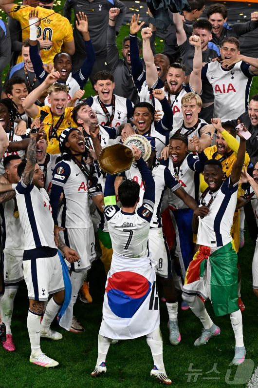 토트넘의 손흥민이 21일(현지시간) 스페인 빌바오의 산 마메스 경기장에서 열린 UEFA 유로파 리그(UEL) 결승서 맨체스터 유나이티드(맨유)를 꺾은 뒤 생애 첫 우승 트로피를 들고 기뻐하고 있다. 2025.05.22 ⓒ AFP=뉴스1 ⓒ News1 우동명 기자