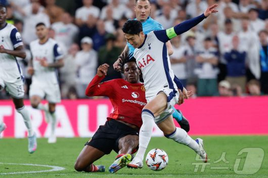 토트넘의 손흥민이 21일(현지시간) 스페인 빌바오의 산 마메스 경기장에서 열린 UEFA 유로파 리그(UEL) 결승서 맨체스터 유나이티드(맨유)의 파트리크 도르구와 볼을 다투고 있다. 2025.05.22 ⓒ AFP=뉴스1 ⓒ News1 우동명 기자