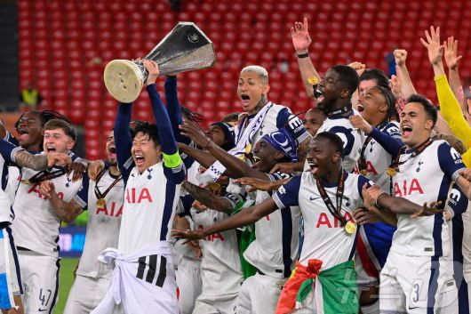 토트넘 손흥민이 22일(한국시간) 스페인 빌바오 산 마메스 경기장에서 열린 2024-25 유럽축구연맹(UEFA) 유로파리그(UEL) 결승전 맨체스터 유나이티드와 경기에서 1대0 승리 후 우승 트로피를 들어올리고 있다. 2025.5.22 ⓒ AFP=뉴스1 ⓒ News1 김도우 기자