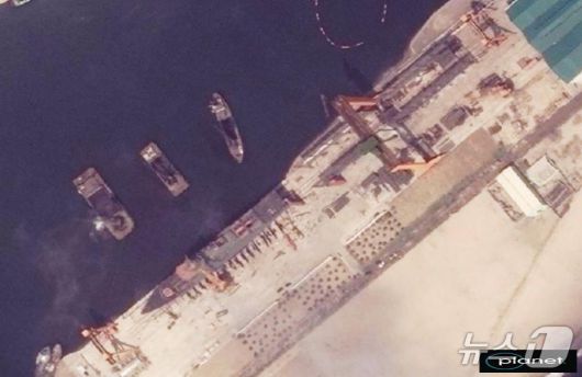 지난 5월 15일 북한 청진항을 촬영한 위성사진에서 건조를 마치고 진수를 준비 중인 구축함이 보인다. (통일부 제공)