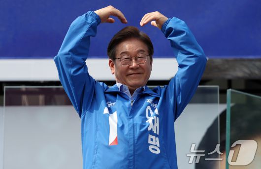 이재명 더불어민주당 대통령 후보가 사흘째 수도권 표심잡기에 나선 21일 오후 인천 부평역 광장을 찾아 연설을 마친 뒤 시민들에게 하트를 그려보이고 있다. (공동취재) 2025.5.21/뉴스1 ⓒ News1 안은나 기자