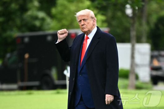 도널드 트럼프 미국 대통령이 22일(현지시간) 버지니아에서 열리는 만찬에 참석하기 위해 워싱턴 백악관서 전용 헬기를 타러 가고 있다. 2025.05.23 ⓒ AFP=뉴스1 ⓒ News1 우동명 기자