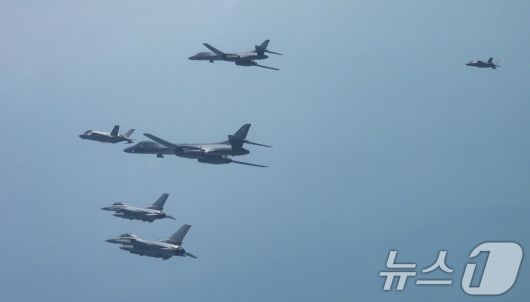 우리 공군의 F-35A, F-16, 미국의 F-16 전투기 등이 훈련하는 모습. (국방부 제공. 재판매 및 DB 금지) 2025.4.15/뉴스1