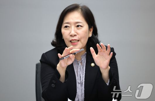 신영숙 여성가족부 장관 직무대행 차관이 16일 서울 종로구 정부서울청사에서 뉴스1과 인터뷰를 하고 있다. ⓒ News1 임세영 기자