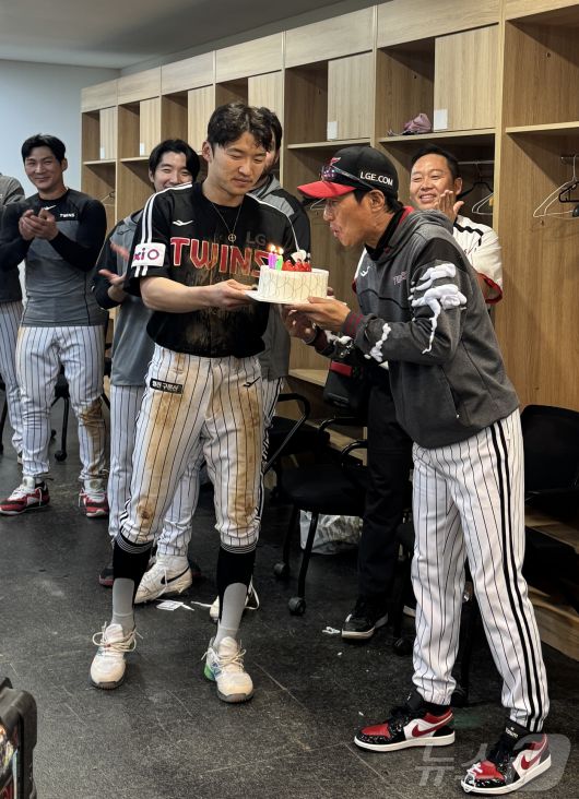 23일 인천 SSG랜더스필드에서 열린 SSG 랜더스와의 경기에서 3대2 승리를 거두며 역대 12번째 통산 600승을 달성한 염경엽 LG 트윈스 감독이 선수들이 마련한 축하 케이크의 초를 끄고 있다. (LG 트윈스 제공, 재판매 및 DB금지) 2025.5.23/뉴스1 ⓒ News1 김진환 기자