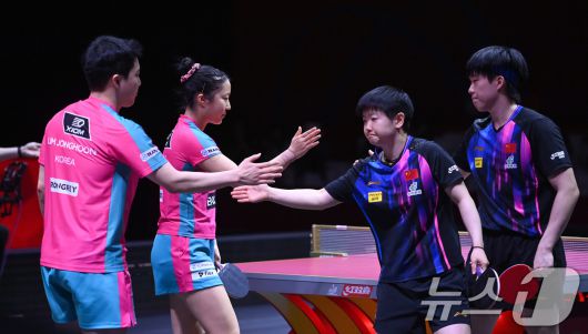 임종훈과 신유빈이 23일(현지시간) 카타르 도하 루사일 아레나에서 열린 2025 국제탁구연맹(ITTF) 세계선수권대회 혼합복식 4강에서 경기를 마친 뒤 중국 쑨잉사, 왕추친과 악수를 나누고 있다. 2025.5.23/뉴스1 ⓒ News1 사진공동취재단