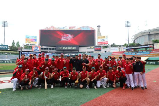 SSG 랜더스의 일시 대체 외국인 선수 라이언 맥브룸이 23일 선수단과 작별인사를 나눴다. (SSG 랜더스 제공)