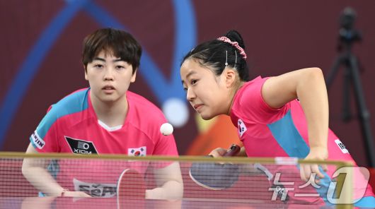 신유빈(오른쪽), 유한나가 19일 카타르 도하 카타르대학교 스포츠 컴플렉스에서 열린 2025 국제탁구연맹(ITTF) 세계선수권대회 여자복식 32강 조르지나 포타(헝가리), 드 누트(룩셈부르크) 조와 경기를 펼치고 있다. (사진공동취재단) 2025.5.19/뉴스1