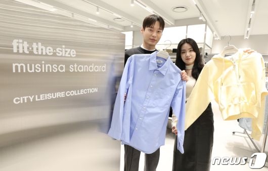 8일 오전 경기 부천시 현대백화점 중동점 유플렉스 2층 '무신사 스탠다드' 매장에서 직원들이 제품을 소개하고 있다.(현대백화점 제공) 2024.4.8/뉴스1