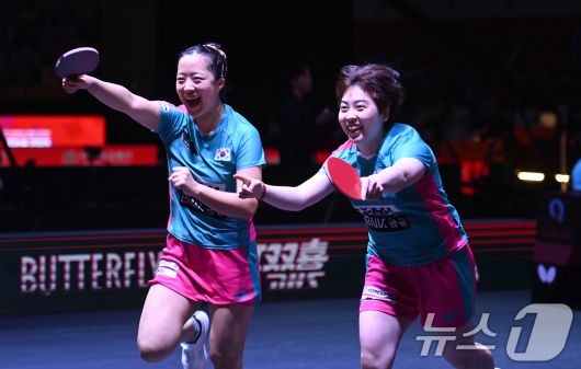 신유빈, 유한나가 22일 카타르 도하 루사일 아레나에서 열린 2025 국제탁구연맹(ITTF) 세계선수권대회 여자복식 8강 일본 오도 사츠키 - 요코이 사쿠라와 경기 승리 후 환호하고 있다. 2025.5.22/뉴스1 ⓒ News1 사진공동취재단