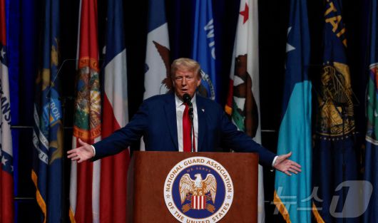 미국 공화당 대선 후보인 도널드 트럼프 전 대통령이 26일 (현지시간) 미시간주 디트로이트에서 열린 국가 방위군 협회(NGAUS) 총회에 참석해 “나토 회원국들의GDP 2% 방위비 지출은 세기의 도둑질이므로 3%는 내야 한다”고 밝히고 있다. 2024.08.27 ⓒ 로이터=뉴스1 ⓒ News1 우동명 기자