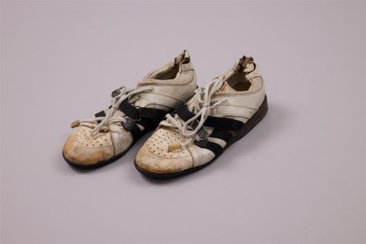 장미란 문화체육관광부 차관이 2008 베이징 올림픽 금메달 포함 소장품 총 88점을 국립스포츠박물관에 기증했다.사진은 장 차관이 신었던 역도화. (문화체육관광부 제공)