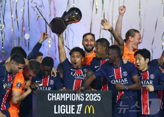 이강인이 18일(현지시간) 파리의 파르크 데 프랭스에서 열린 PSG의 리그1 우승 기념 행사에 참석해 동료들과 기뻐하고 있다. 2025.05.19 ⓒ 로이터=뉴스1 ⓒ News1 우동명 기자