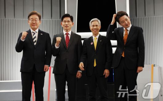 이재명 더불어민주당(왼쪽부터), 김문수 국민의힘, 이준석 개혁신당, 권영국 민주노동당 대통령 후보가 23일 서울 영등포구 KBS본관 스튜디오에서 중앙선거방송토론위원회 주관 제21대 대통령선거 2차 후보자 토론회 시작에 앞서 기념 촬영을 하기 위해 자리하고 있다. 2025.5.23/뉴스1 ⓒ News1 국회사진기자단