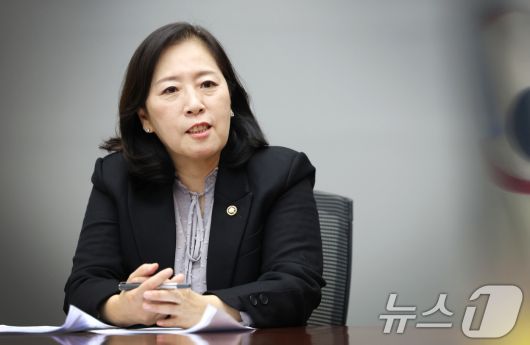 신영숙 여성가족부 장관 직무대행 차관이 16일 서울 종로구 정부서울청사에서 뉴스1과 인터뷰를 하고 있다. ⓒ News1 임세영 기자