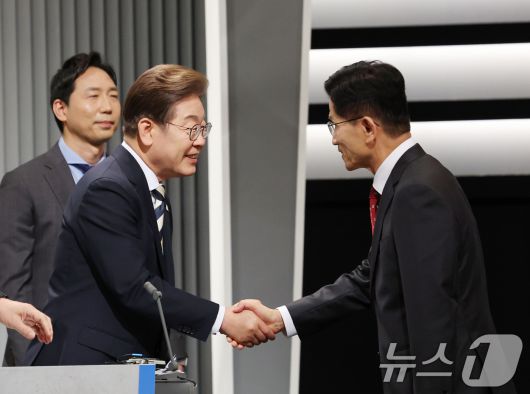 이재명 더불어민주당(왼쪽), 김문수 국민의힘 대통령 후보가 23일 서울 영등포구 KBS본관 스튜디오에서 중앙선거방송토론위원회 주관 제21대 대통령선거 2차 후보자 토론회 시작에 앞서 악수하고 있다. 2025.5.23/뉴스1 ⓒ News1 국회사진기자단