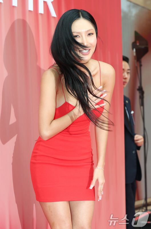 마마무 화사가 23일 서울 성동구 티르티르 성수 플래그십 스토어에서 열린 오픈 행사에 참석해 인사를 하고 있다. ⓒ News1 권현진 기자