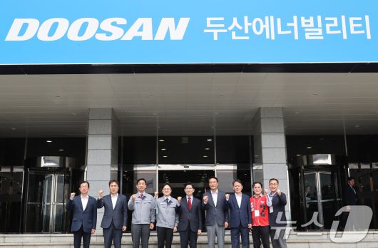 김문수 국민의힘 대통령 후보가 14일 경남 창원시 두산에너빌리티를 방문해 기념촬영을 하고 있다.(공동취재) 2025.5.14/뉴스1 ⓒ News1 김민지 기자