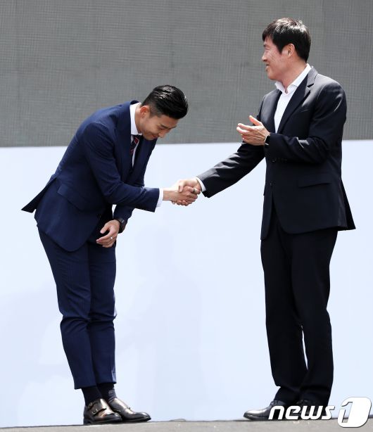 축구대표팀 에이스 손흥민이 21일 서울광장에서 열린 2018 러시아월드컵 출정식에서 차범근 전 감독과 함께 런웨이에 오르고 있다. 신태용호는 출정식 후 파주 축구대표팀트레이닝센터(NFC)로 옮겨 첫 담금질에 돌입하는 등 사상 두 번째 원정 16강 진출을 향한 여정을 시작한다. 2018.5.21/뉴스1 ⓒ News1 오대일 기자