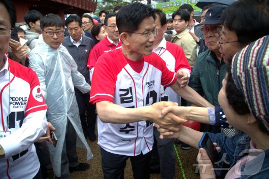 김문수 국민의힘 대통령 후보가 24일 경북 안동 웅부공원을 찾아 지지자들과 인사를 나누고 있다. 이날 김 후보는 안동포로 만든 도포를 입고 갓을 쓰고 안동시를 위한 공약을 내세웠다. 2025.5.24/뉴스1 ⓒ News1 신성훈 기자