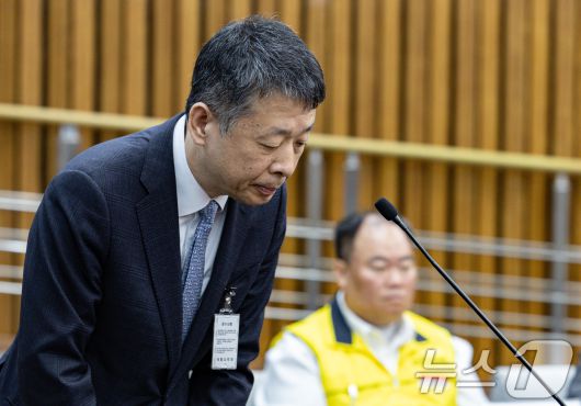 김광일 MBK 파트너스 부회장(홈플러스 공동대표)가 18일 오전 서울 여의도 국회 정무위원회에서 열린 홈플러스·MBK 파트너스 및 삼부토건 관련 긴급 현안질의에서 의원 질의에 답변을 마친 후 인사를 하고 있다. 2025.3.18/뉴스1 ⓒ News1 이재명 기자