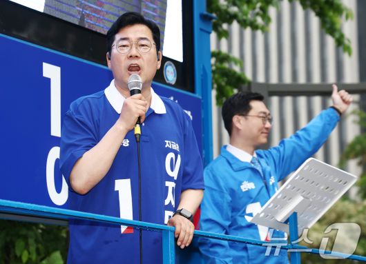 더불어민주당 상임총괄선대위원장을 맡은 박찬대 원내대표가 16일 서울 여의도 우체국 인근에서 이재명 대통령 후보 지원 유세를 하고 있다. 2025.5.16/뉴스1 ⓒ News1 김민지 기자