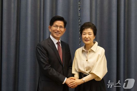 김문수 국민의힘 대통령 후보는 24일 대구 달성군에 위치한 박근혜 전 대통령 사저를 예방해 약 1시간 동안 차담을 나눴다. (국민의힘 제공)