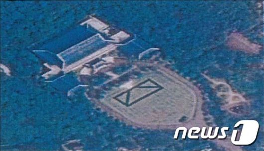 우리 군의 위성이 포착한 북한군의 청와대 모형 시설. (합참 제공) 2016.4.27/뉴스1 ⓒ News1 조현아 인턴기자