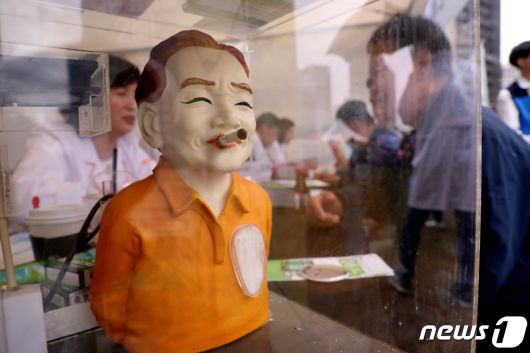 22일 오후 서울광장에서 열린 '2019 건강서울 페스티벌'에서 시민이 금연상담을 받고 있다. '건강서울 페스티벌'은 동네약국의 역할과 기능을 서울광장에 그대로 옮겨 서울시민과 약사가 직접 소통하며 약국을 최대한 이용할 수 있는 방법을 알아갈 수 있도록 마련한 시민참여형 건강축제다. 2019.9.22/뉴스1 ⓒ News1 황기선 기자