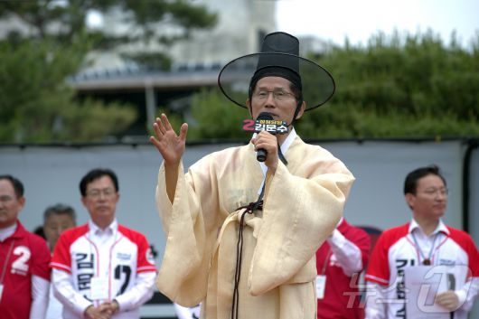 김문수 국민의힘 대통령 후보가 24일 경북 안동 웅부공원에서 가진 유세에서 지지를 호소하고 있다. 이날 김 후보는 안동포로 만든 도포를 입고 갓을 쓰고 안동시를 위한 공약을 내세웠다. 2025.5.24/뉴스1 ⓒ News1 신성훈 기자