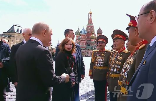 (평양 노동신문=뉴스1) = 블라디미르 푸틴 러시아 대통령이 지난 5월 9일 열린 '전승절' 행사에서 조선민주주의인민공화국(북한) 군인들을 만나 인사하는 모습. [국내에서만 사용가능. 재배포 금지. DB 금지. For Use Only in the Republic of Korea. Redistribution Prohibited] rodongphoto@news1.kr