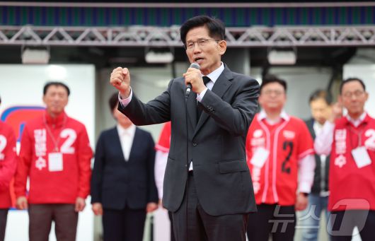 김문수 국민의힘 대통령 후보가 24일 경북 구미시 박정희 전 대통령 생가 인근에서 집중유세를 하고 있다. (공동취재) 2025.5.24/뉴스1 ⓒ News1 김민지 기자