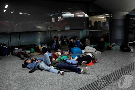지난 4월 28일 대규모 정전 사태가 발생한 스페인의 마드리드에서 여행객들이 기차 역서 잠을 자고 있다. ⓒ AFP=뉴스1 ⓒ News1 우동명 기자