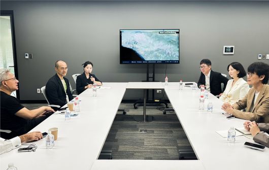 네이버와 엔비디아 주요 경영진이 대만 엔비디아 오피스에서 소버린 AI 구축과 대규모 AI 데이터센터 사업 확장 방안 등을 논의했다. (왼쪽부터 시계방향으로) 젠슨 황 엔비디아 최고경영자(CEO), 정소영 엔비디아코리아 대표, (통역사), 김유원 네이버클라우드 대표, 최수연 네이버 대표, 이해진 네이버 이사회 의장 (네이버 제공)