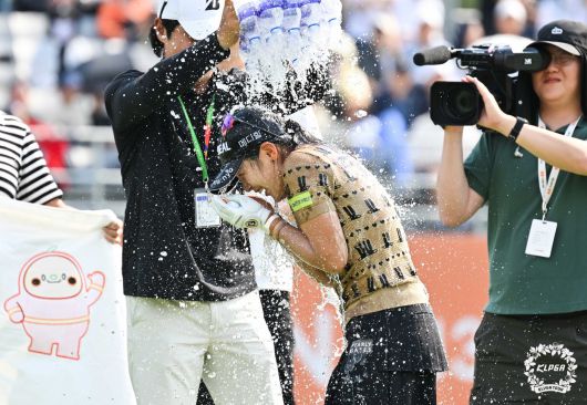 25일 경기 여주 페럼클럽에서 열린 '제13회 E1채리티 오픈'에서 박현경이 우승을 확정짓고 물세례를 받고 있다. (KLPGA 제공. 재판매 및 DB 금지) 2025.5.25/뉴스1