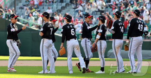 25일 오후 인천SSG 랜더스필드에서 열린 '2025 신한 SOL뱅크 KBO리그' LG 트윈스와 SSG 랜더스의 경기에서 9대3 승리를 거둔 LG 선수들이 기쁨을 나누고 있다. 2025.5.25/뉴스1 ⓒ News1 김진환 기자